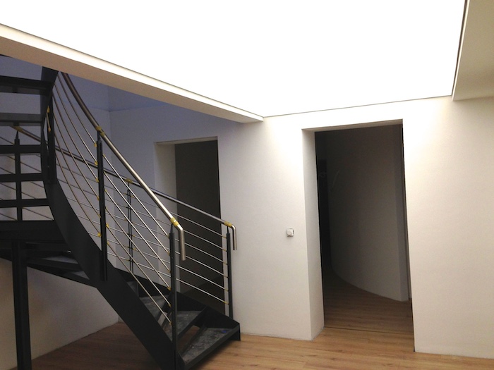 Dunkle Räume heller machen Mit Spanndecken mehr Licht