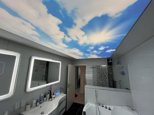 Badezimmer mit Himmel-Spanndecke