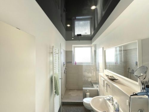 Elegantes Badezimmer mit Spanndecke