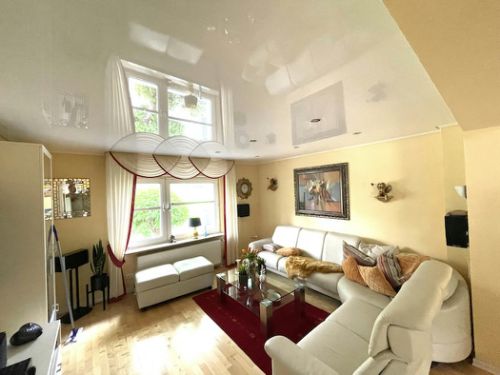 Elegantes Wohnzimmer mit Spanndecke