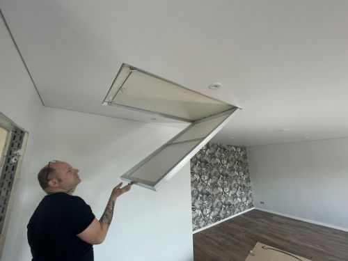 Flur mit eleganter Spanndecke