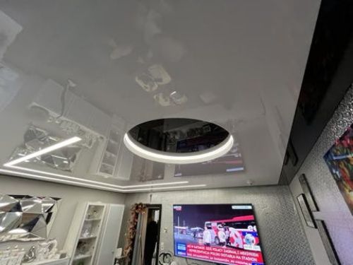 Flur mit Licht und Spanndecke