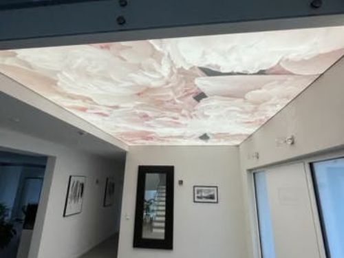 Moderne Küche mit Spanndecke