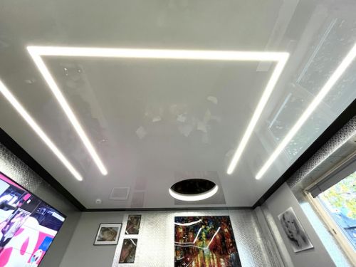 Modernes Wohnzimmer mit Spanndecke