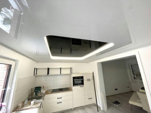 Wohnzimmer mit Beleuchtung und Spanndecke