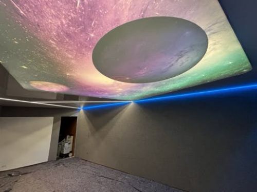 Wohnzimmer mit Lichteffekten und Spanndecke