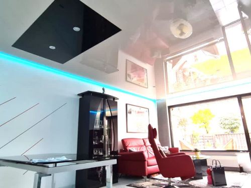 Wohnzimmer mit Lichteffekten und Spanndecke