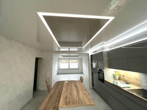 Wohnzimmer mit moderner Spanndecke