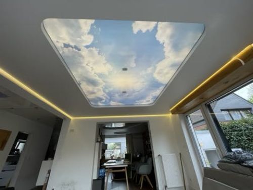 Wohnzimmer mit spiegelnder Lackspanndecke
