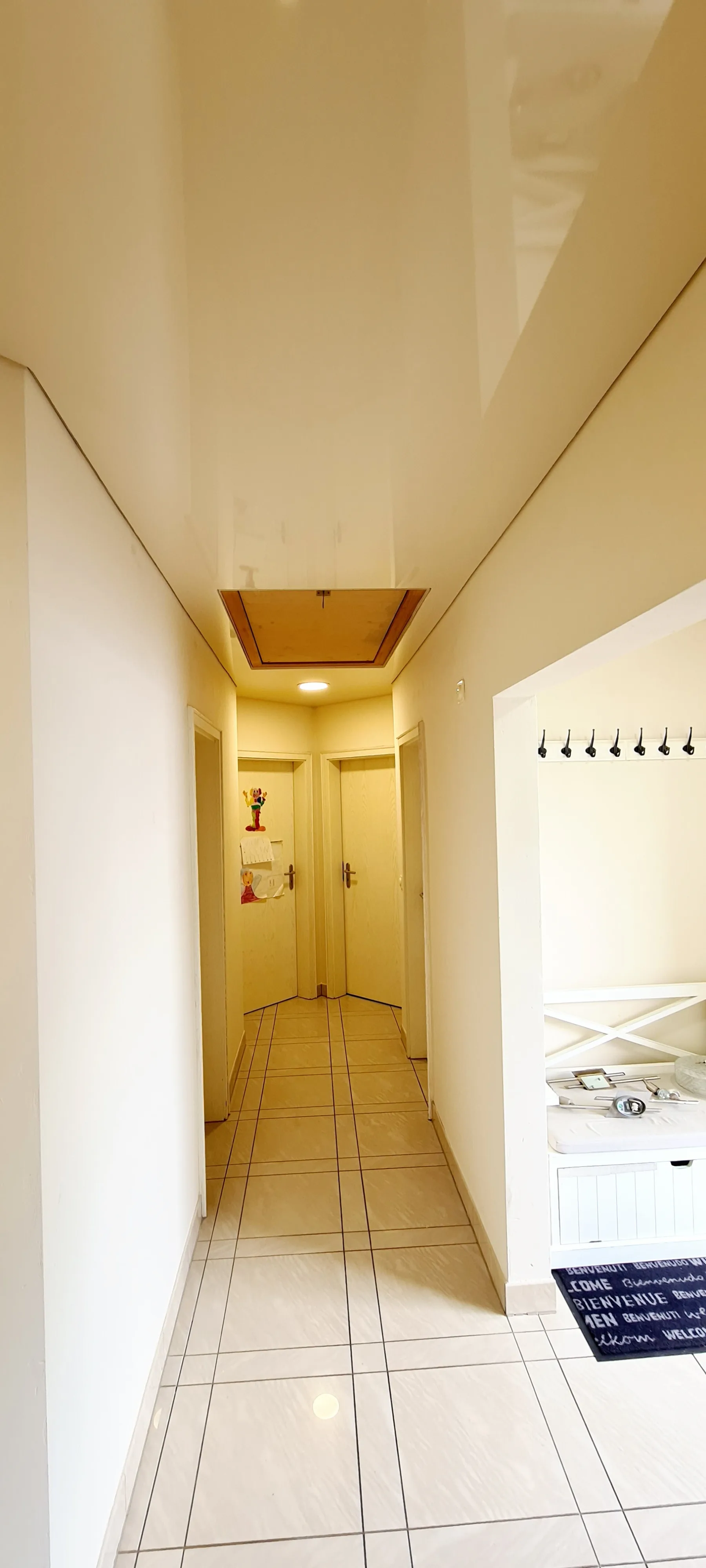 Niedrige Decke modernisieren: heller wirken, ohne Raumgefühl zu verlieren