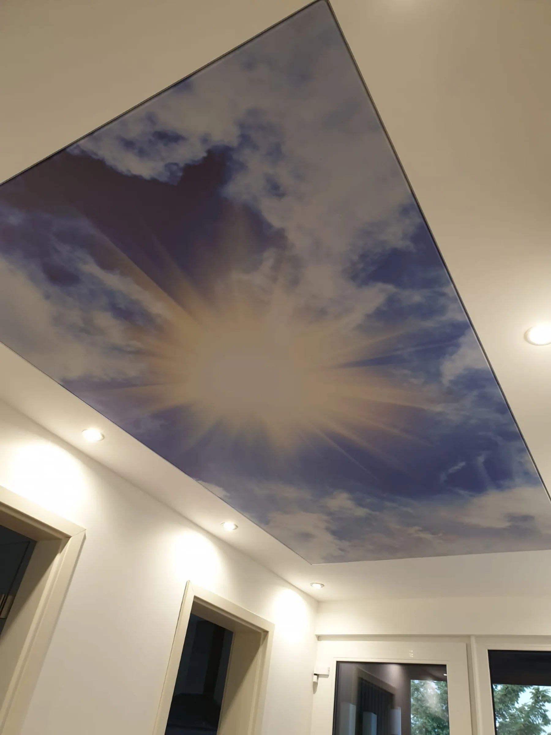 Bedruckte Spanndecke: Motivdecke als besonderer Blickfang