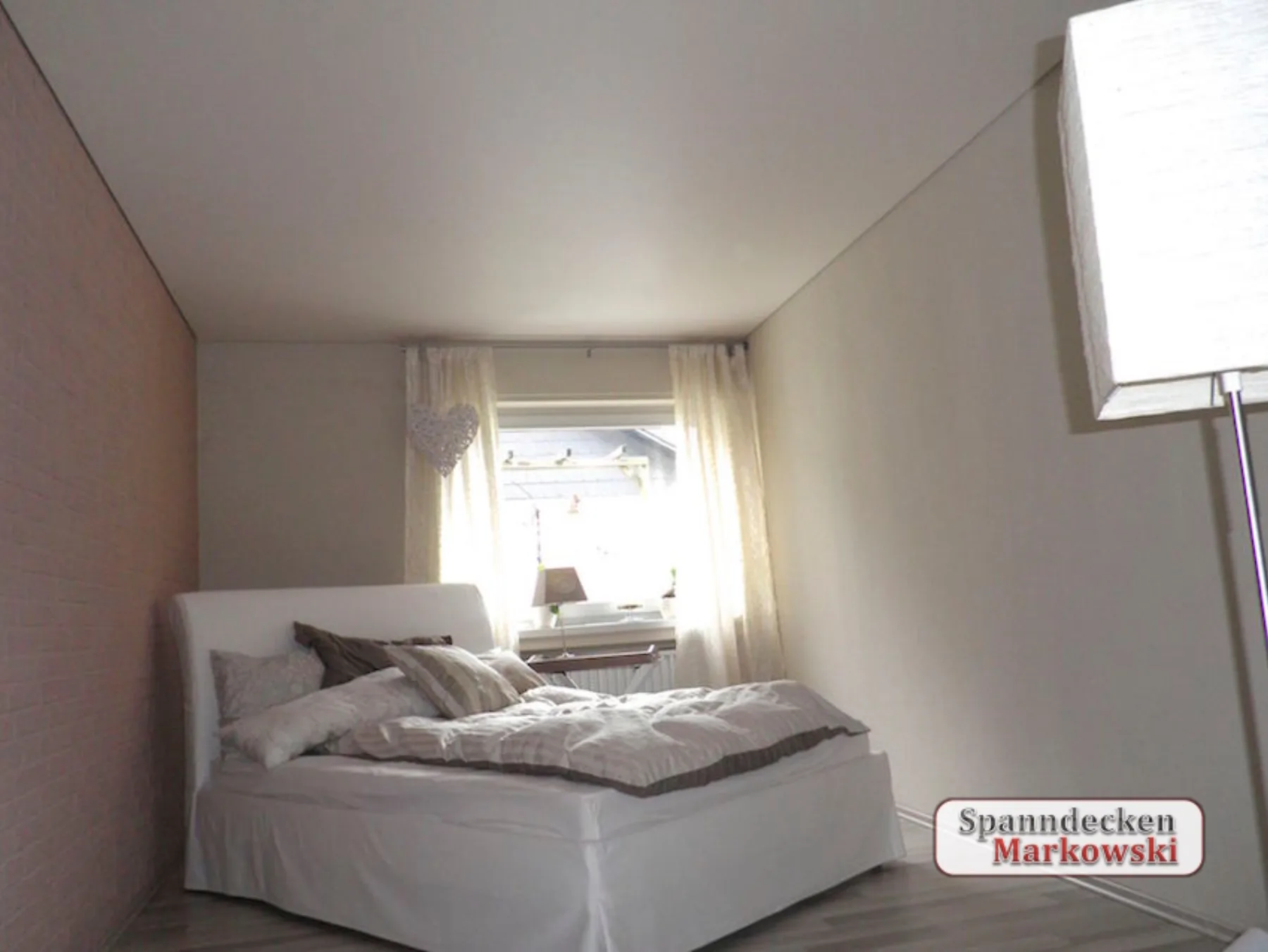 Schlafzimmerdecke unter schwierigen Bedingungen