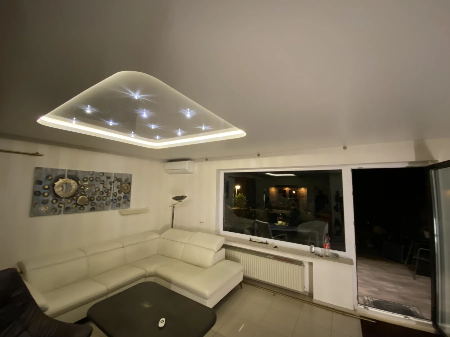 Wohnzimmer mit moderner Spanndecke als Alternative zu Paneelen