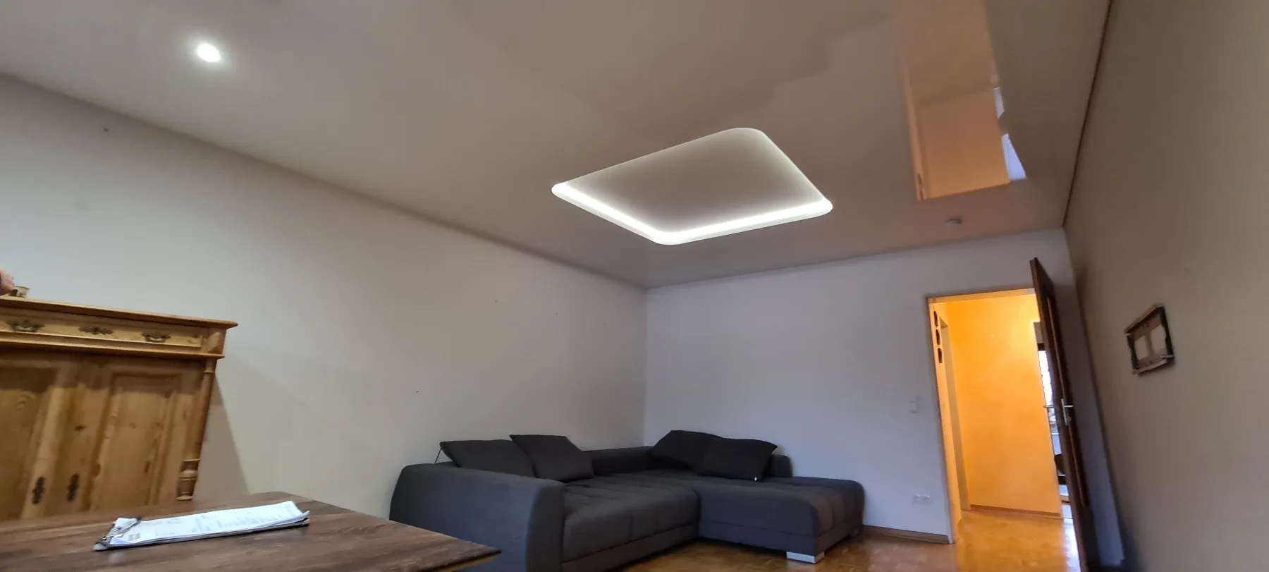 Wohnbereich mit moderner Decke