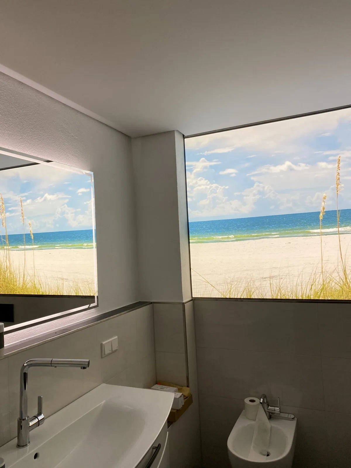 Spanndecke im Wohnzimmer – Motiv-Lichtdecke in einem modernisierten Badezimmer
