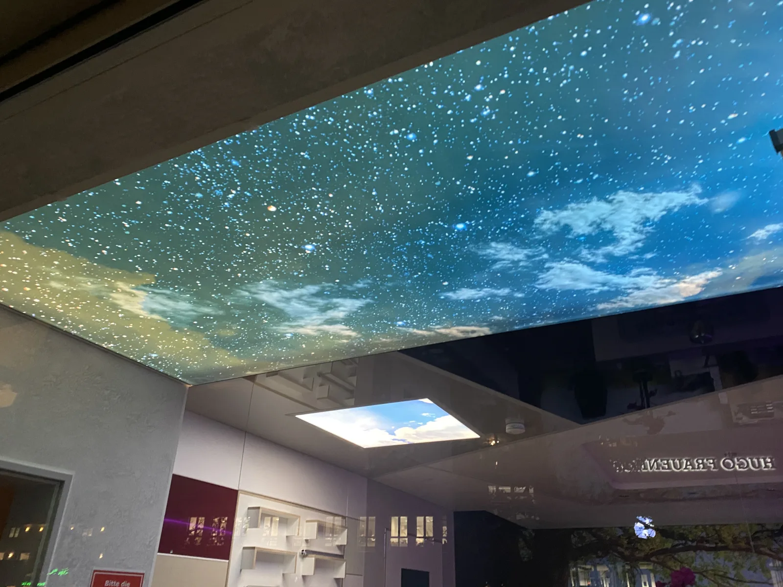 Spanndecke an der Dachschräge – Leuchtende Motivdecke mit Sternenhimmel