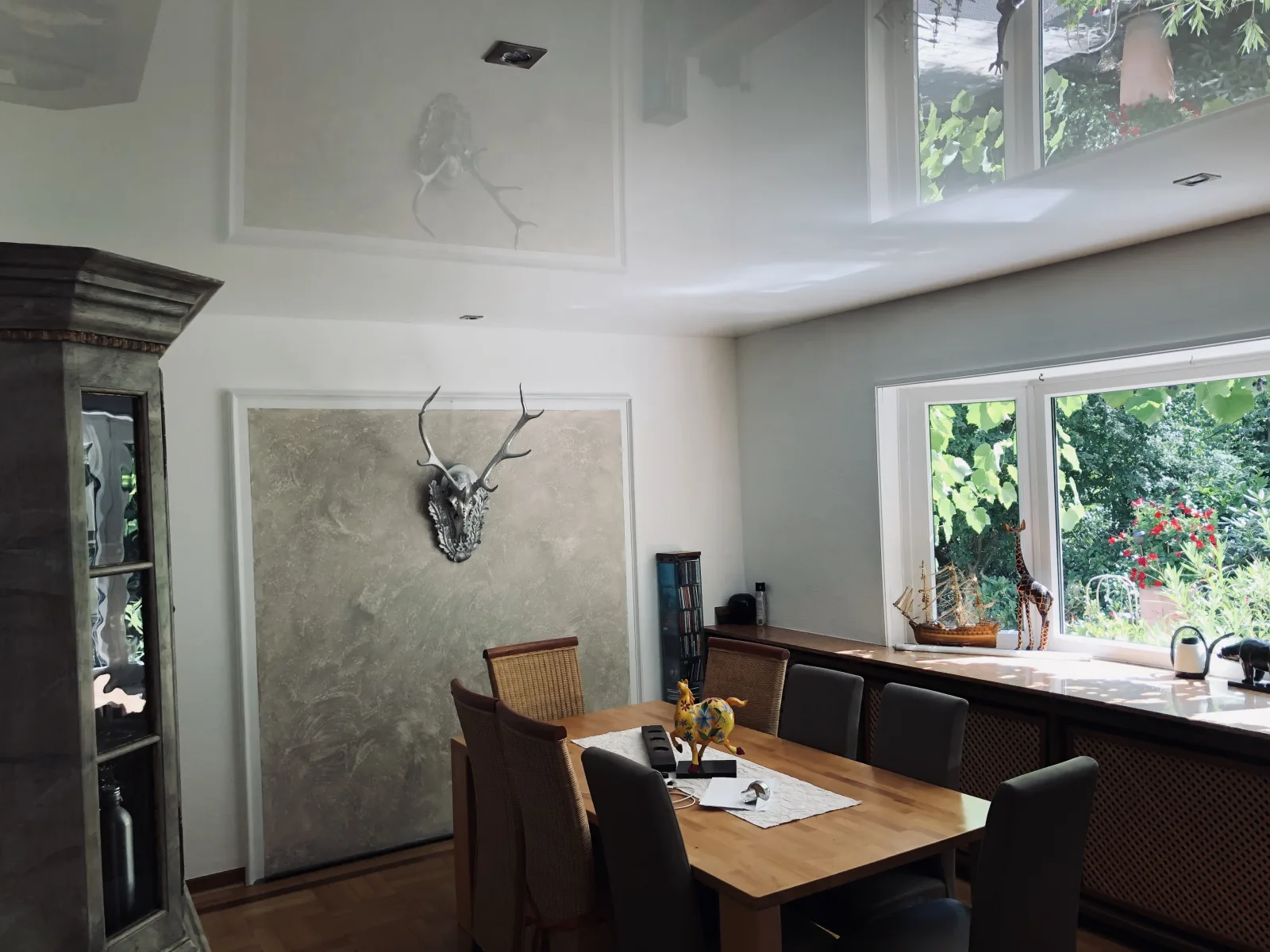 Weiße Hochglanz-Spanndecke in einem Esszimmer