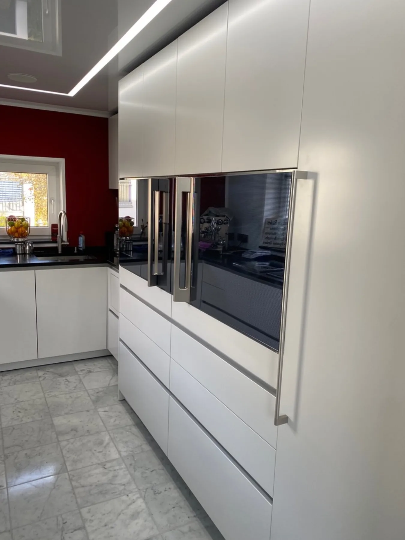 Wohnbereich mit moderner Decke