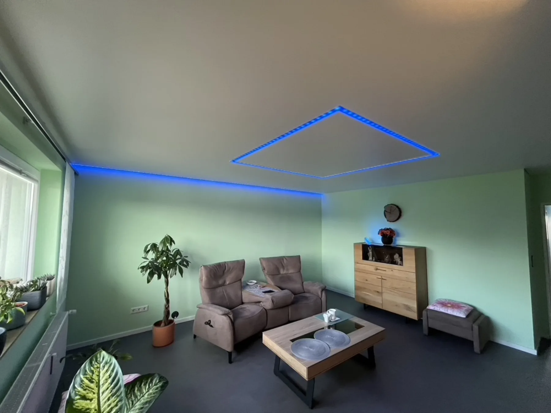 Wohnbereich mit moderner Decke