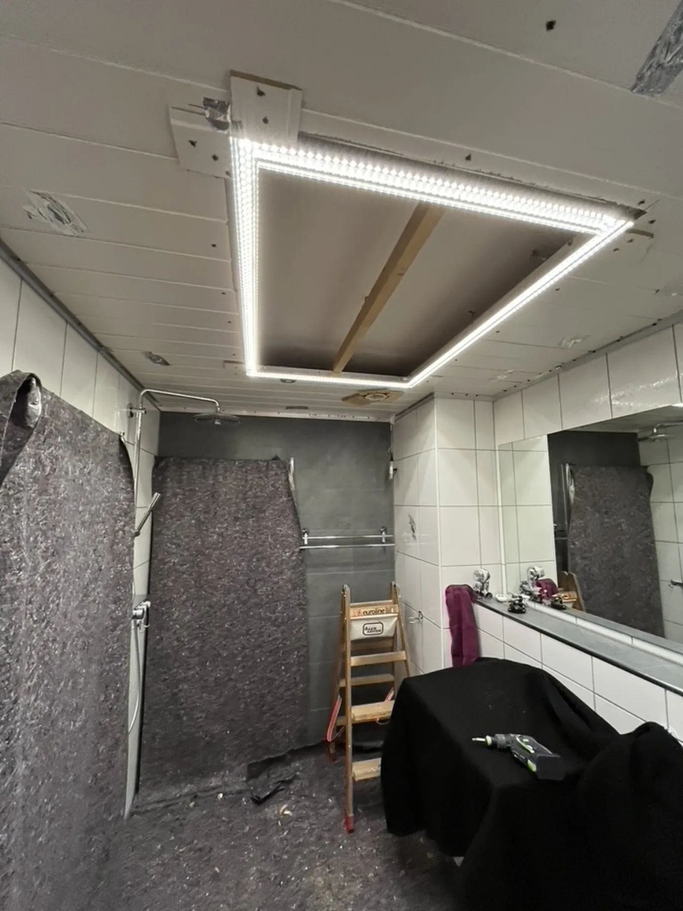 Wohnküche Decke Ideen: eine Decke für mehrere Bereiche