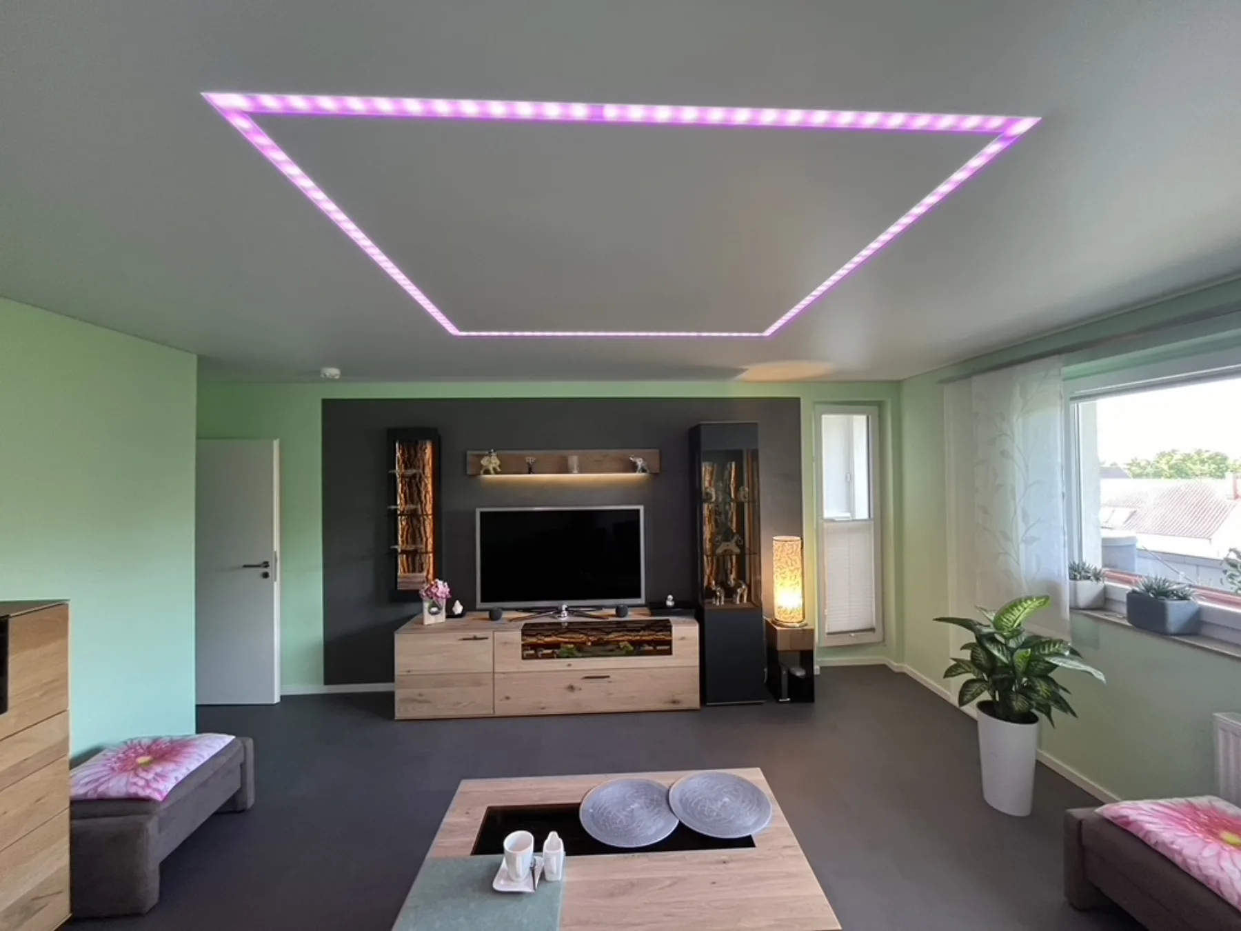 Moderne Spanndecke mit Lichtwirkung