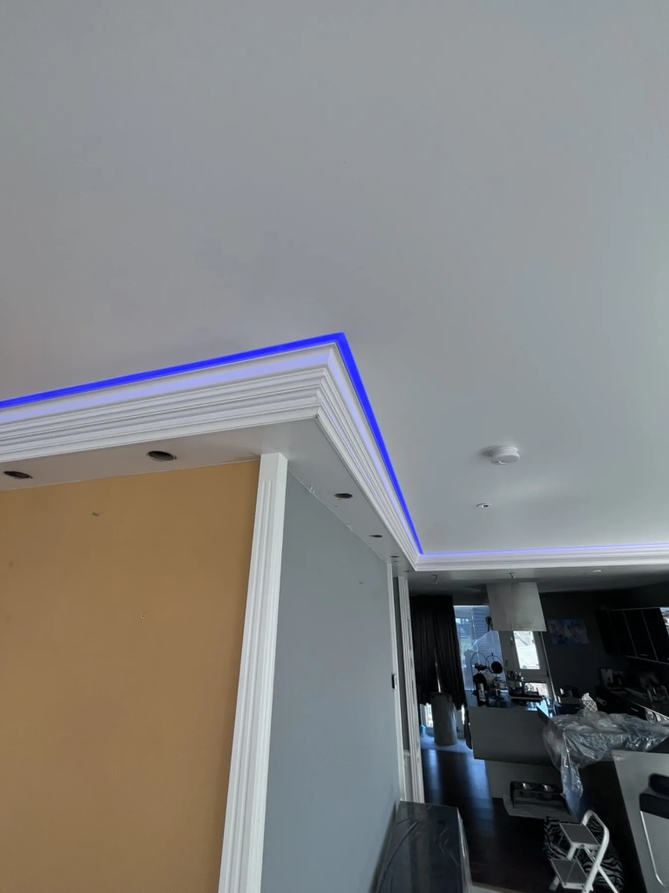 Moderne Spanndecke mit Lichtwirkung