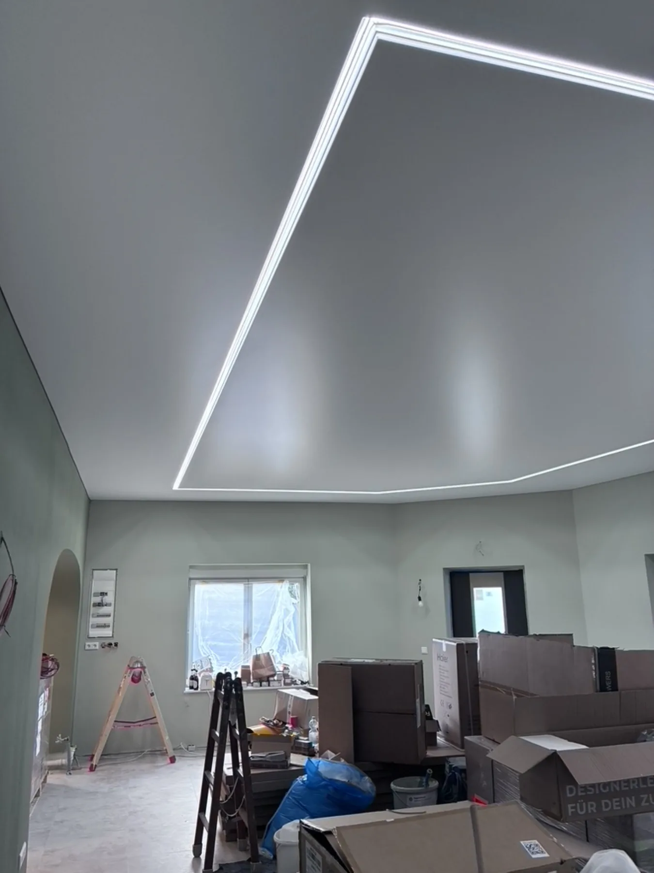 Wohnbereich mit moderner Decke