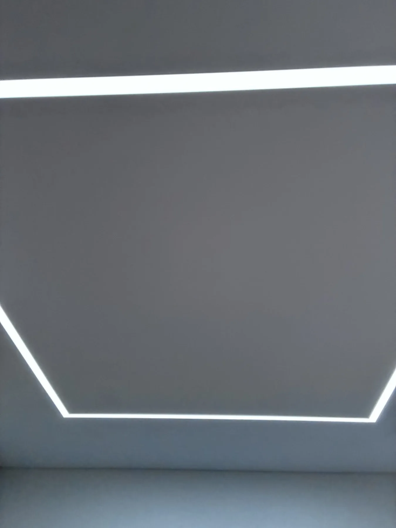 Moderne Spanndecke mit Lichtwirkung