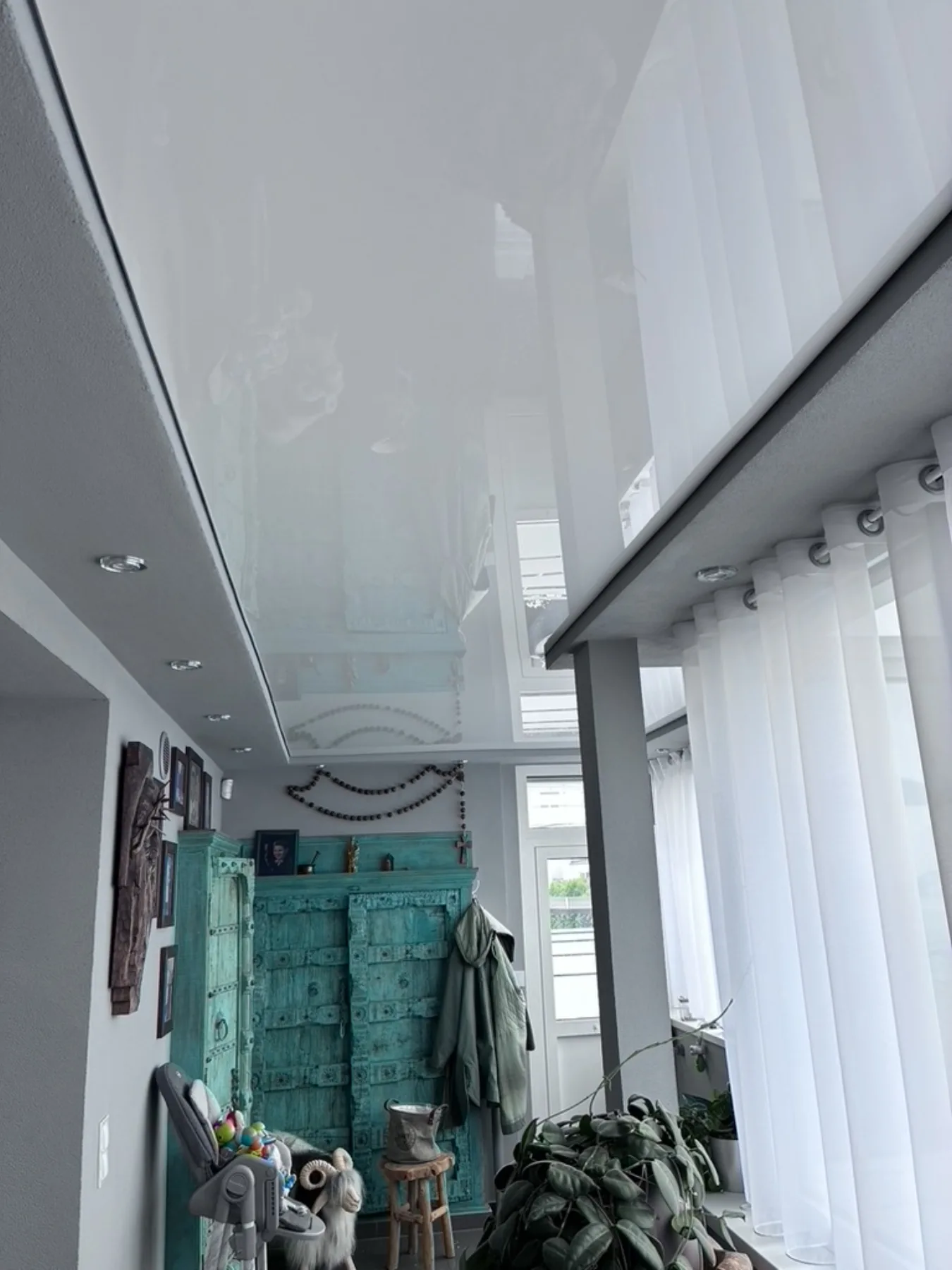 Moderne Spanndecke mit Lichtwirkung