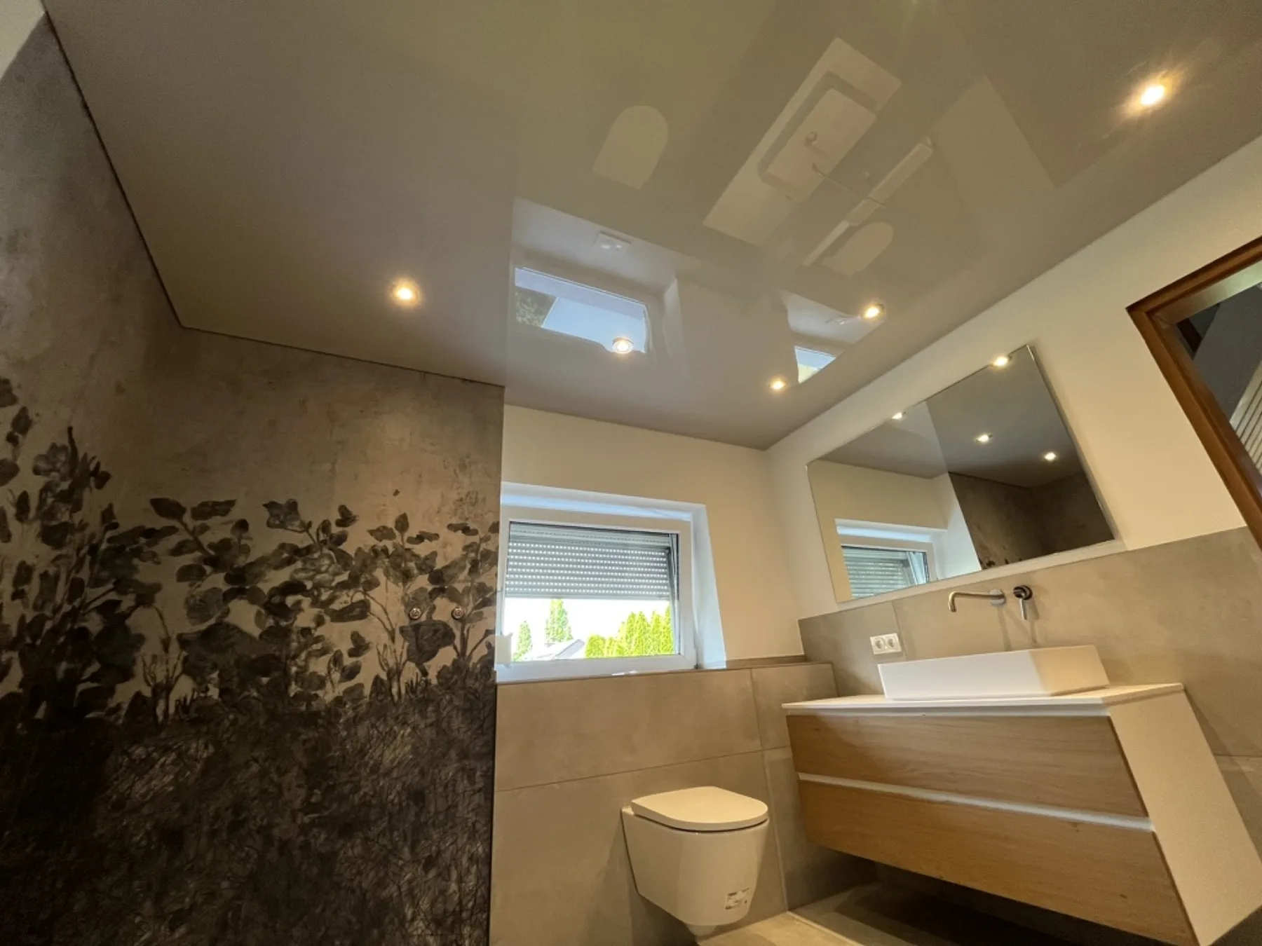 Moderne Spanndecke mit Lichtwirkung