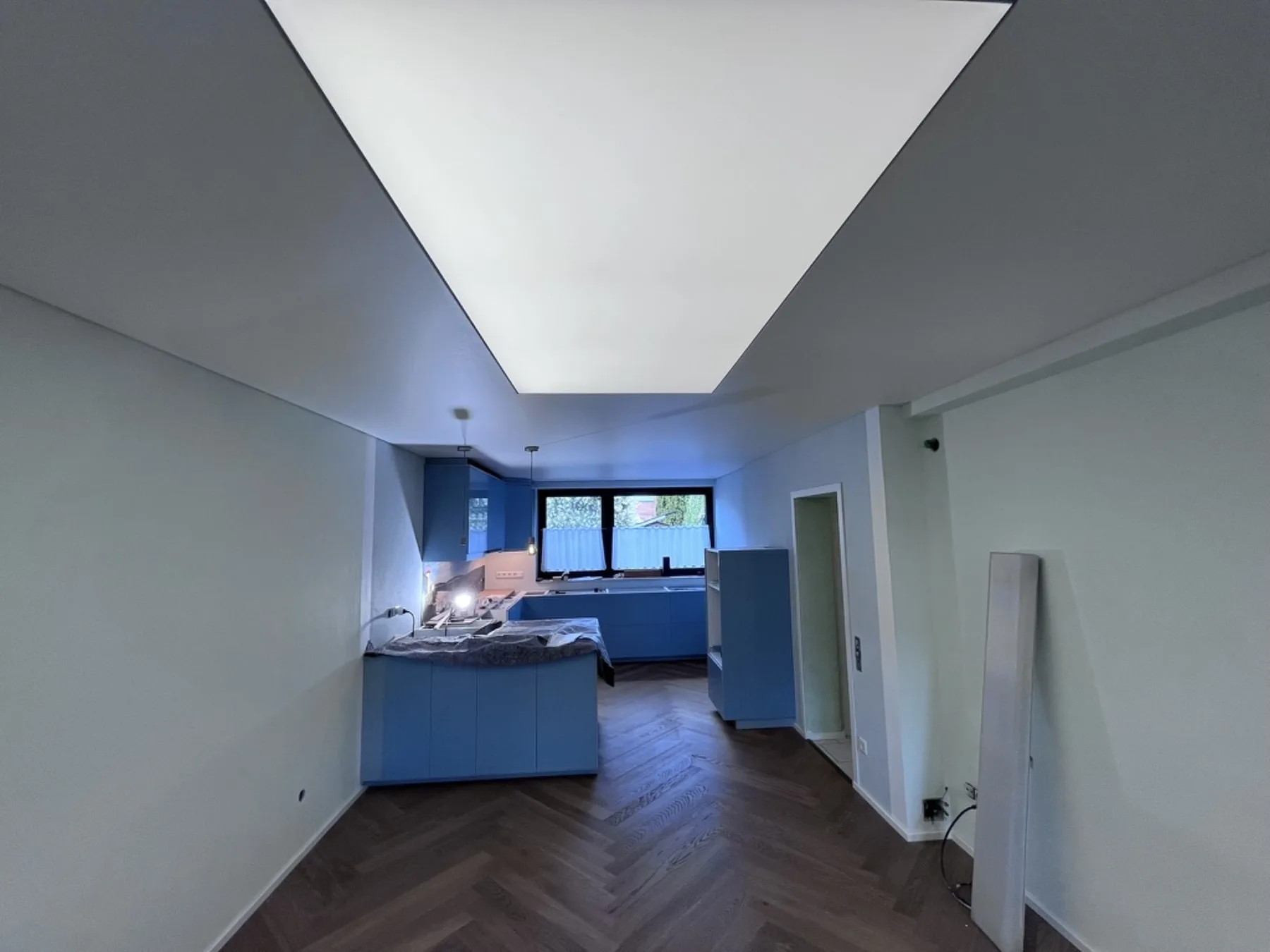 Moderne Spanndecke mit Lichtwirkung