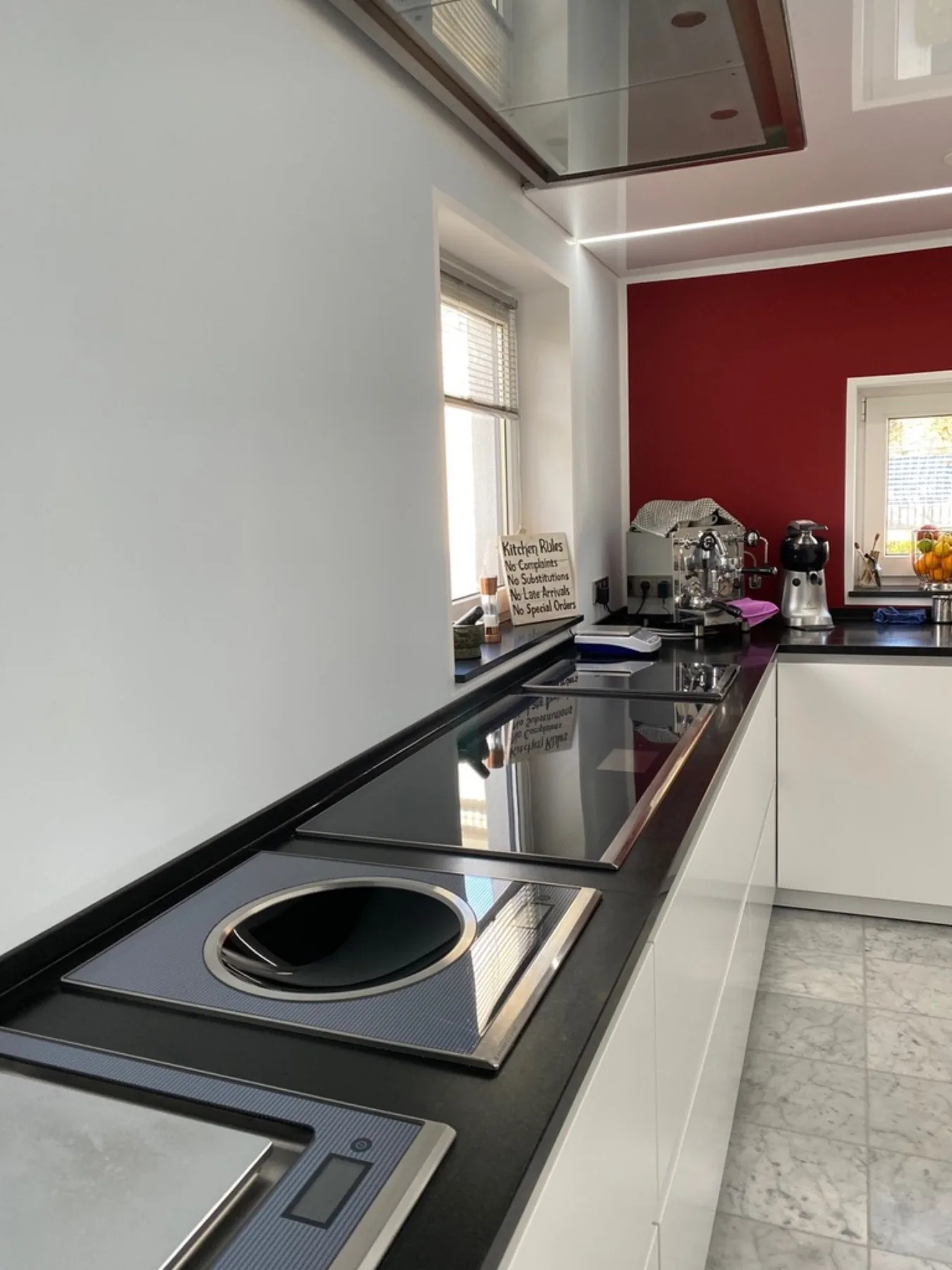 Moderne Spanndecke mit Lichtwirkung