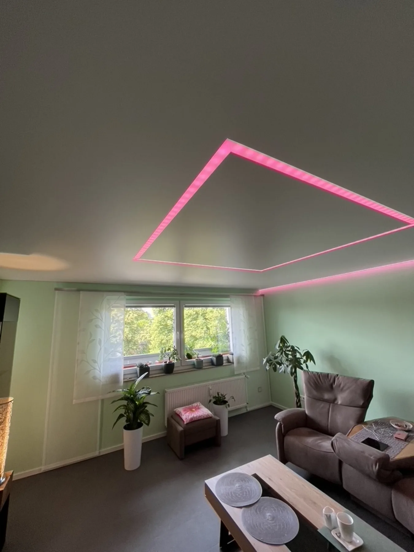 Decke tapezieren oder Spanndecke: was passt besser?