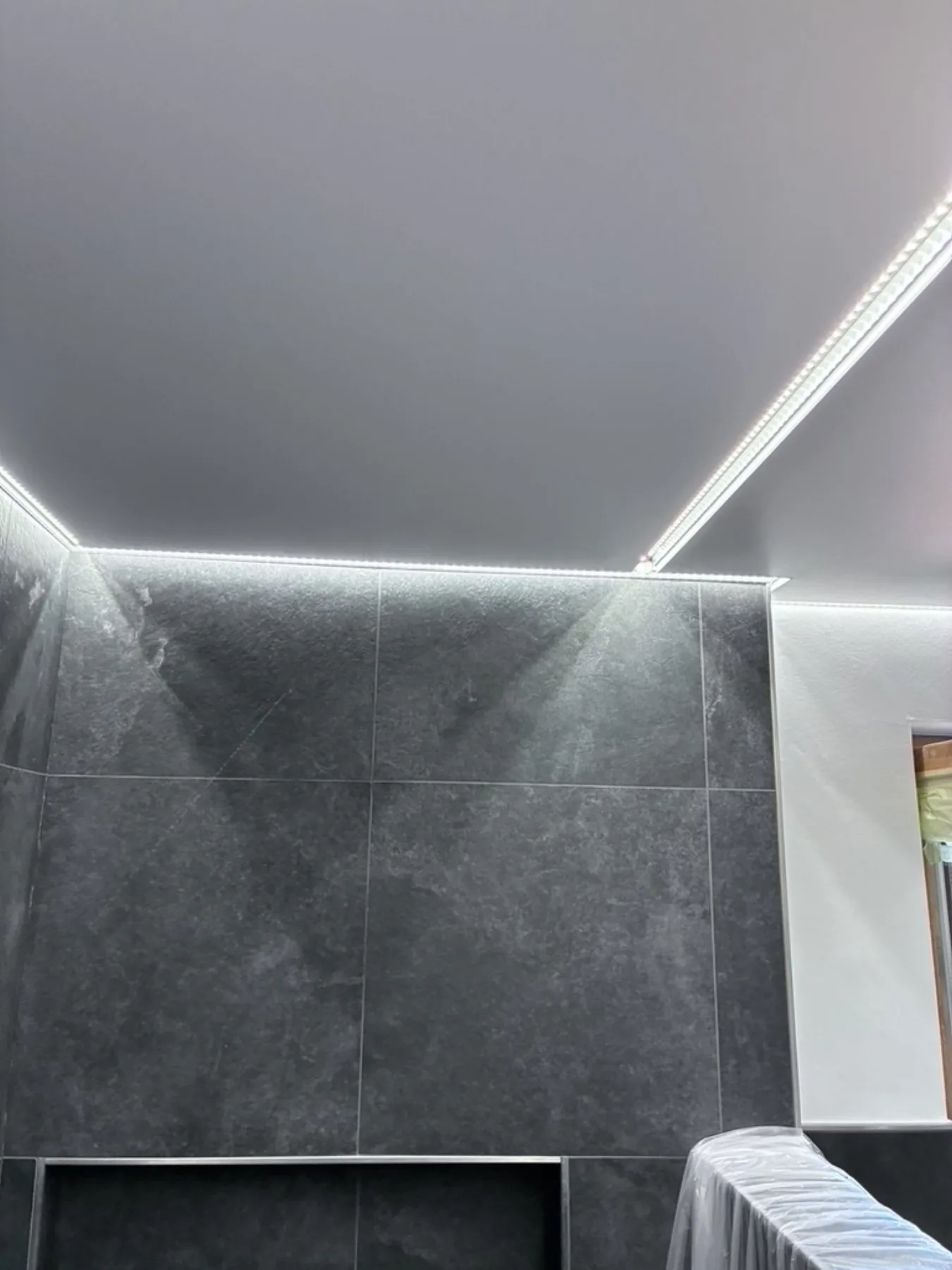 Moderne Spanndecke mit Lichtwirkung