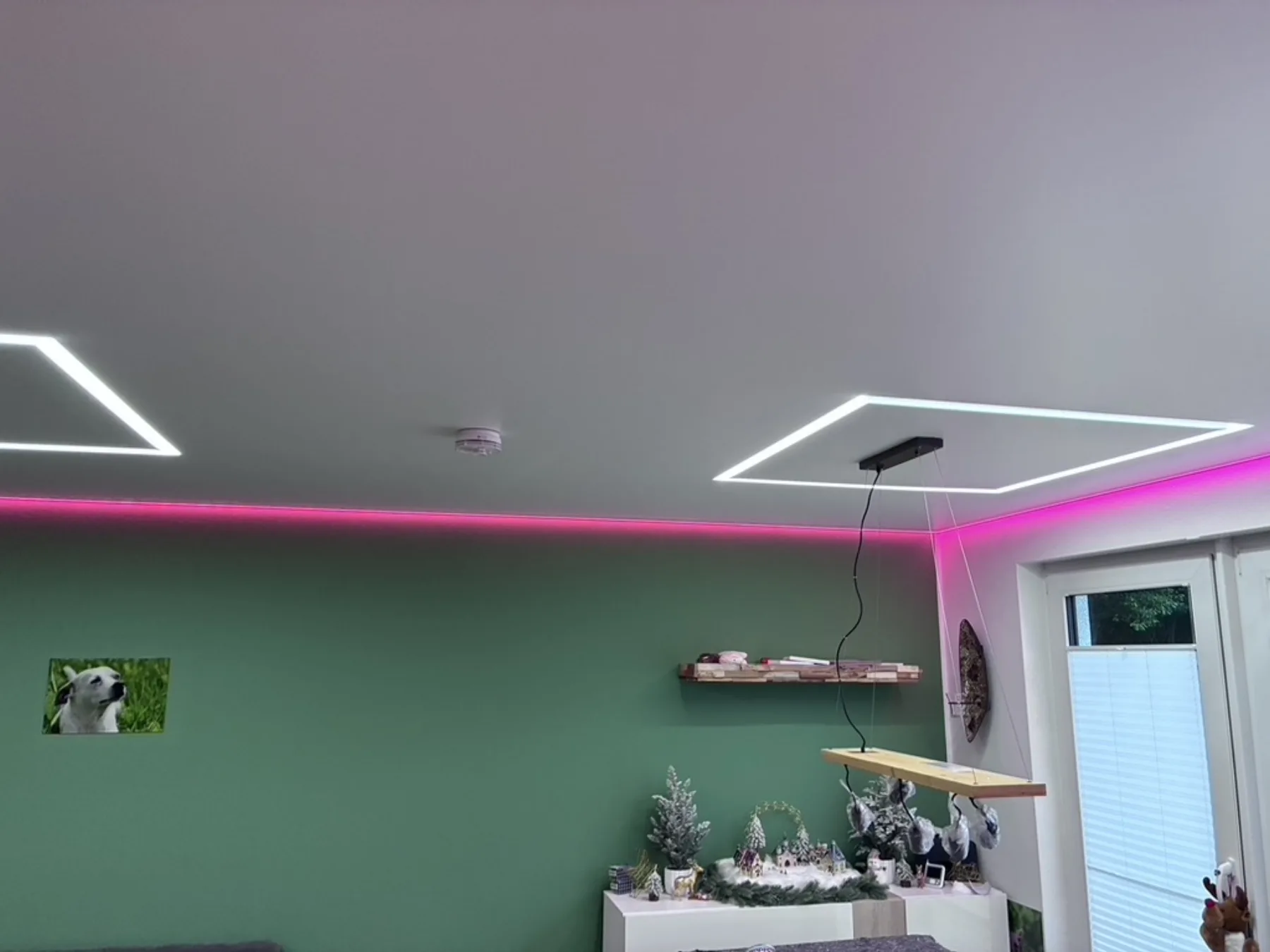 Wohnbereich mit moderner Decke