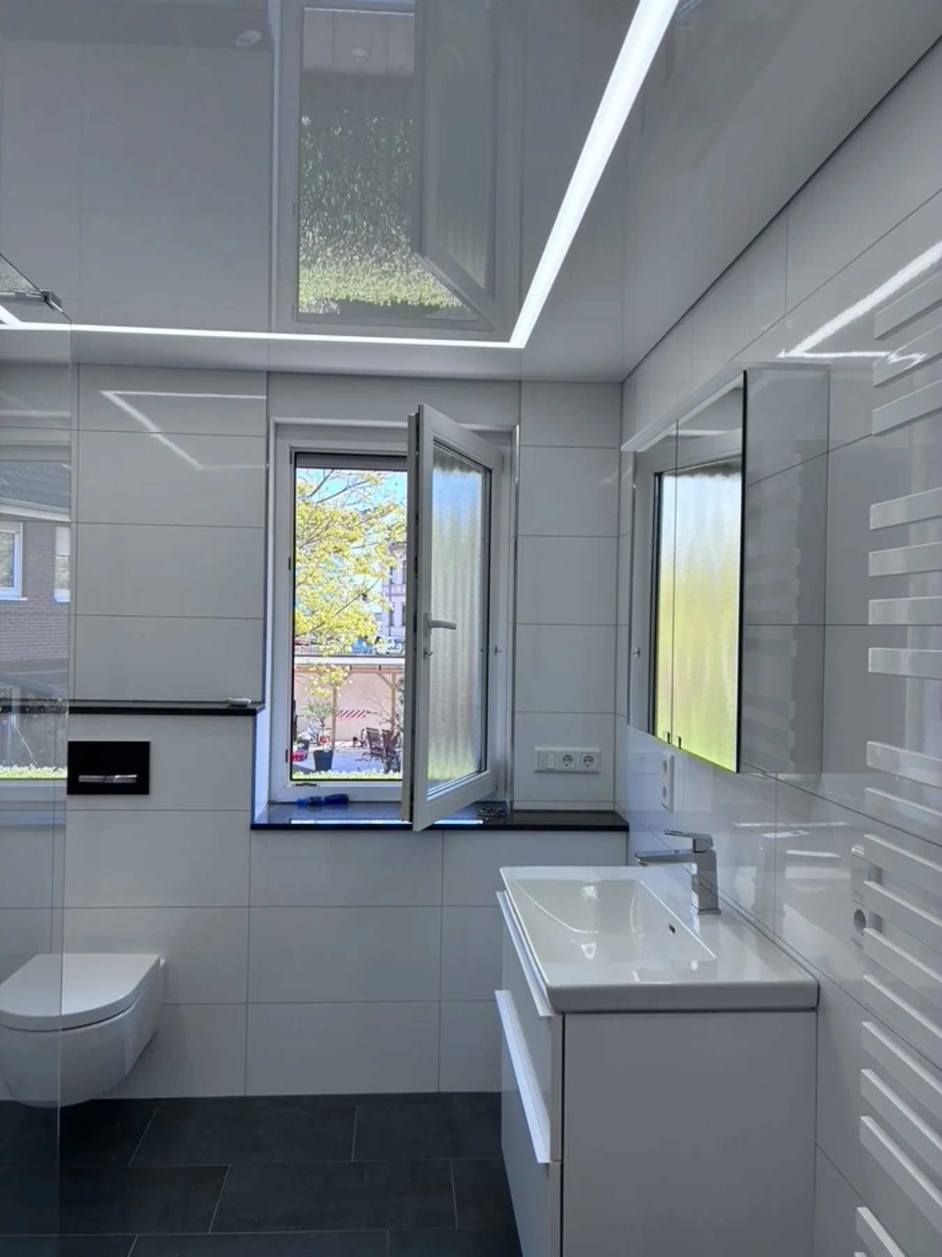 Wohnbereich mit moderner Decke