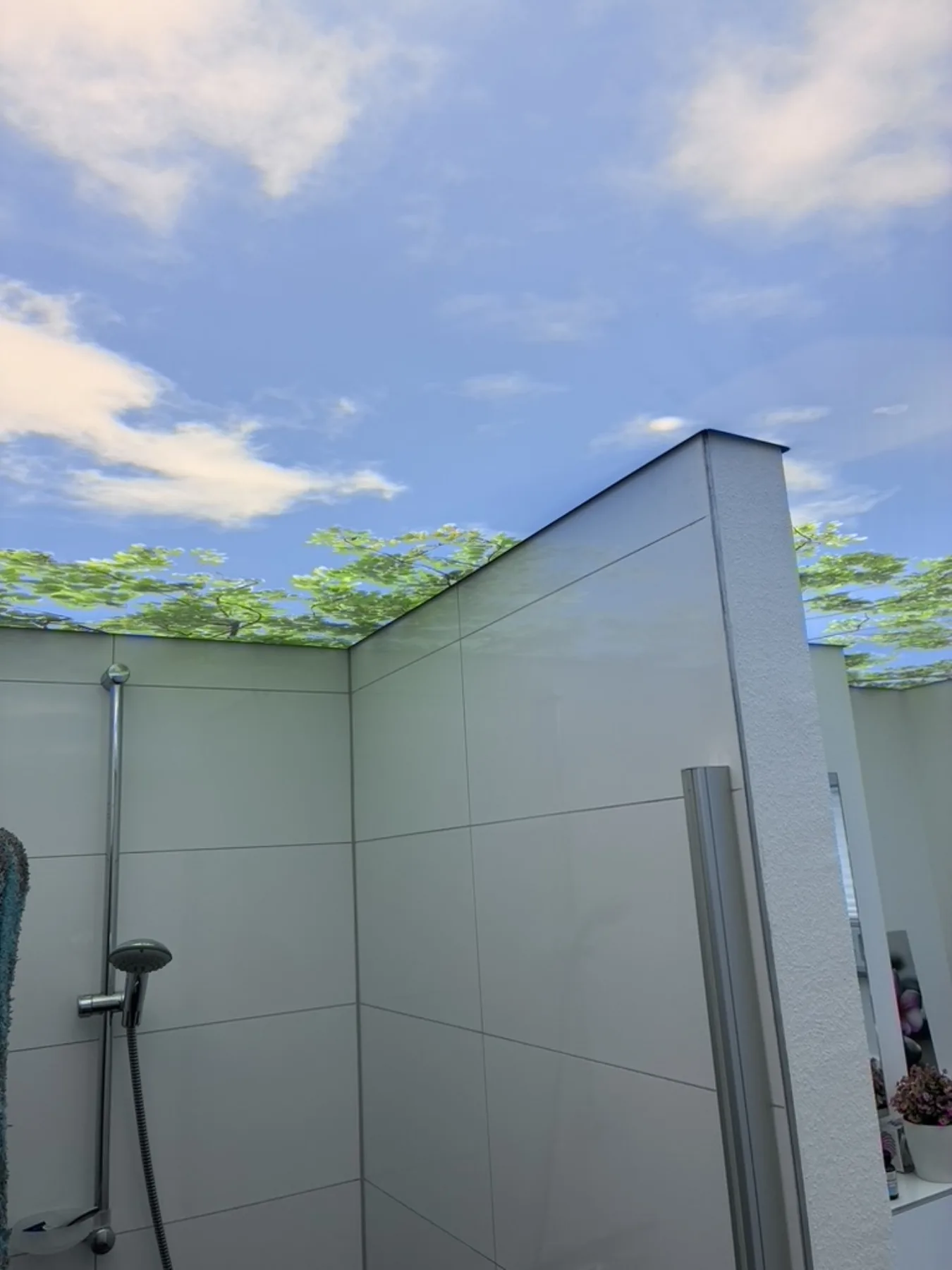 Wohnbereich mit moderner Decke