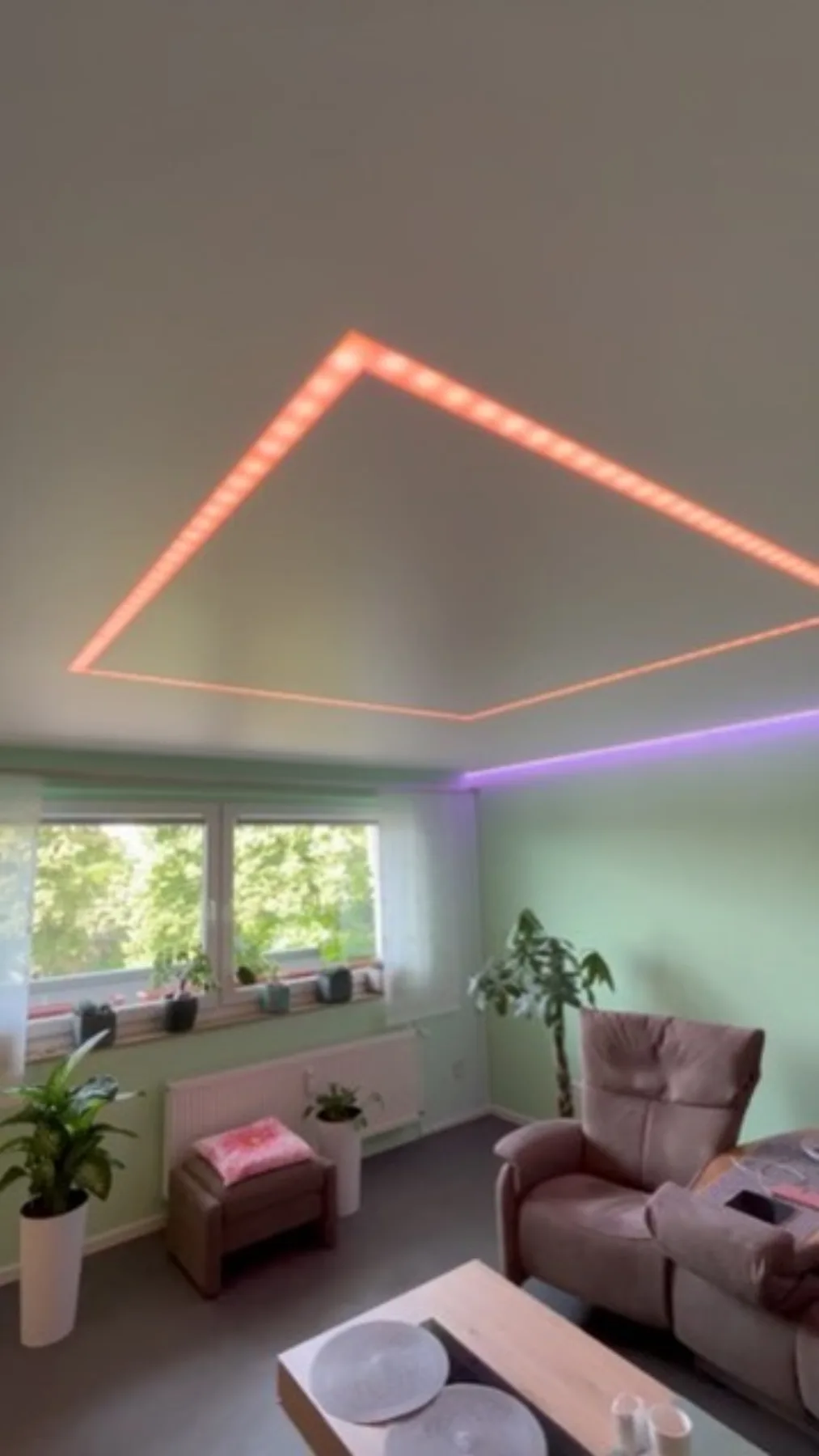 Moderne Spanndecke mit Lichtwirkung