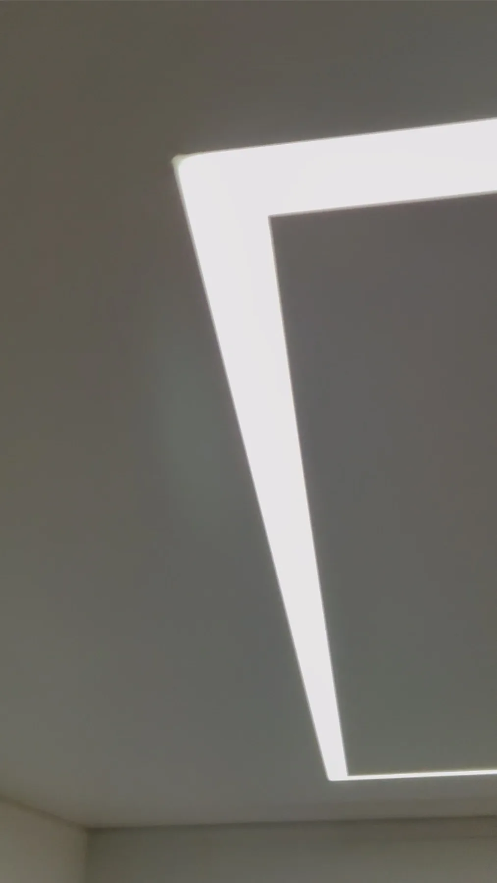 Moderne Spanndecke mit Lichtwirkung