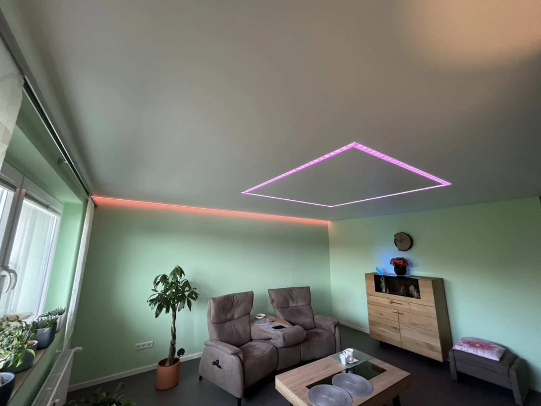Moderne Spanndecke mit Lichtwirkung