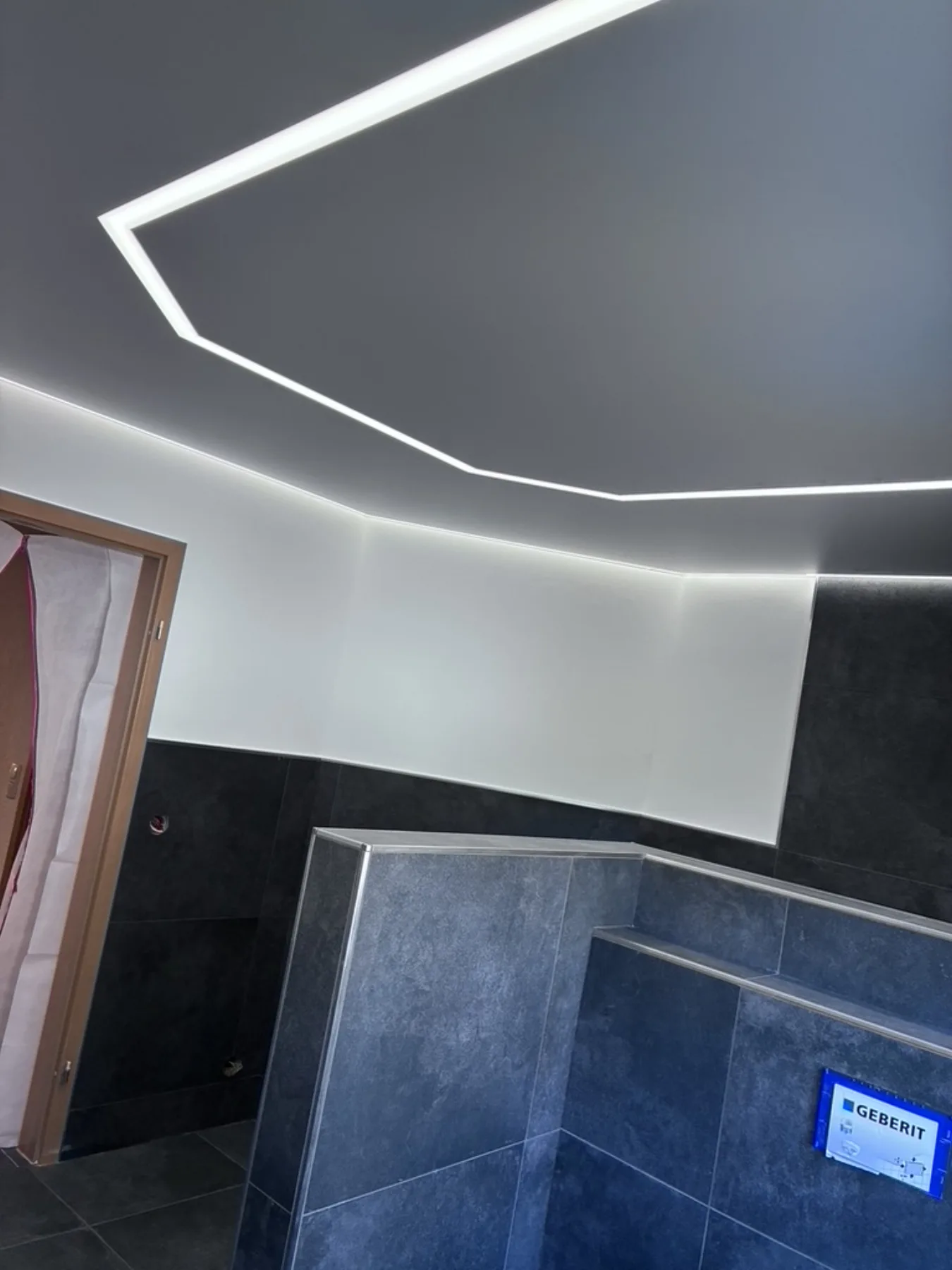 Moderne Spanndecke mit Lichtwirkung