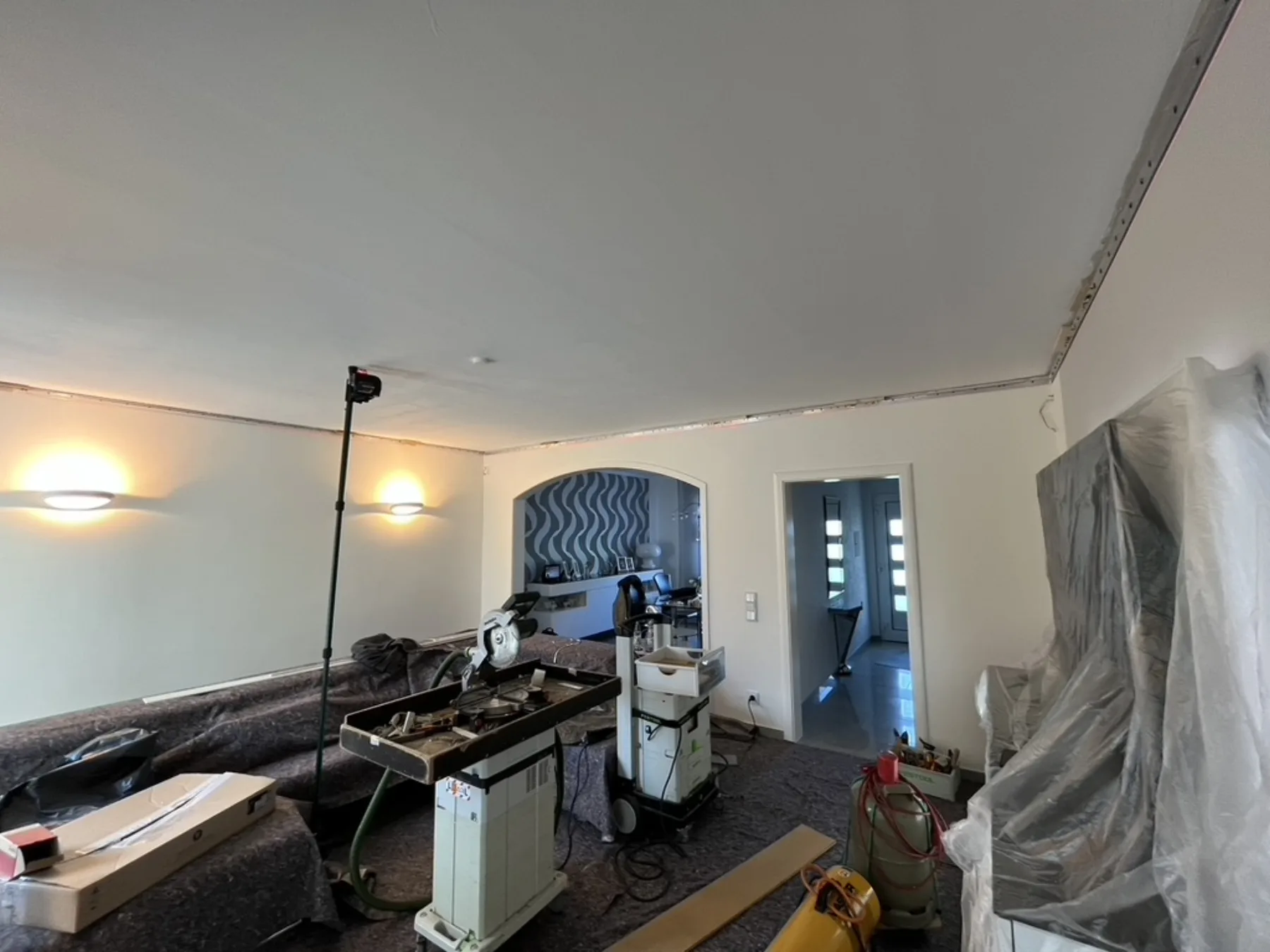 Moderne Spanndecke mit Lichtwirkung
