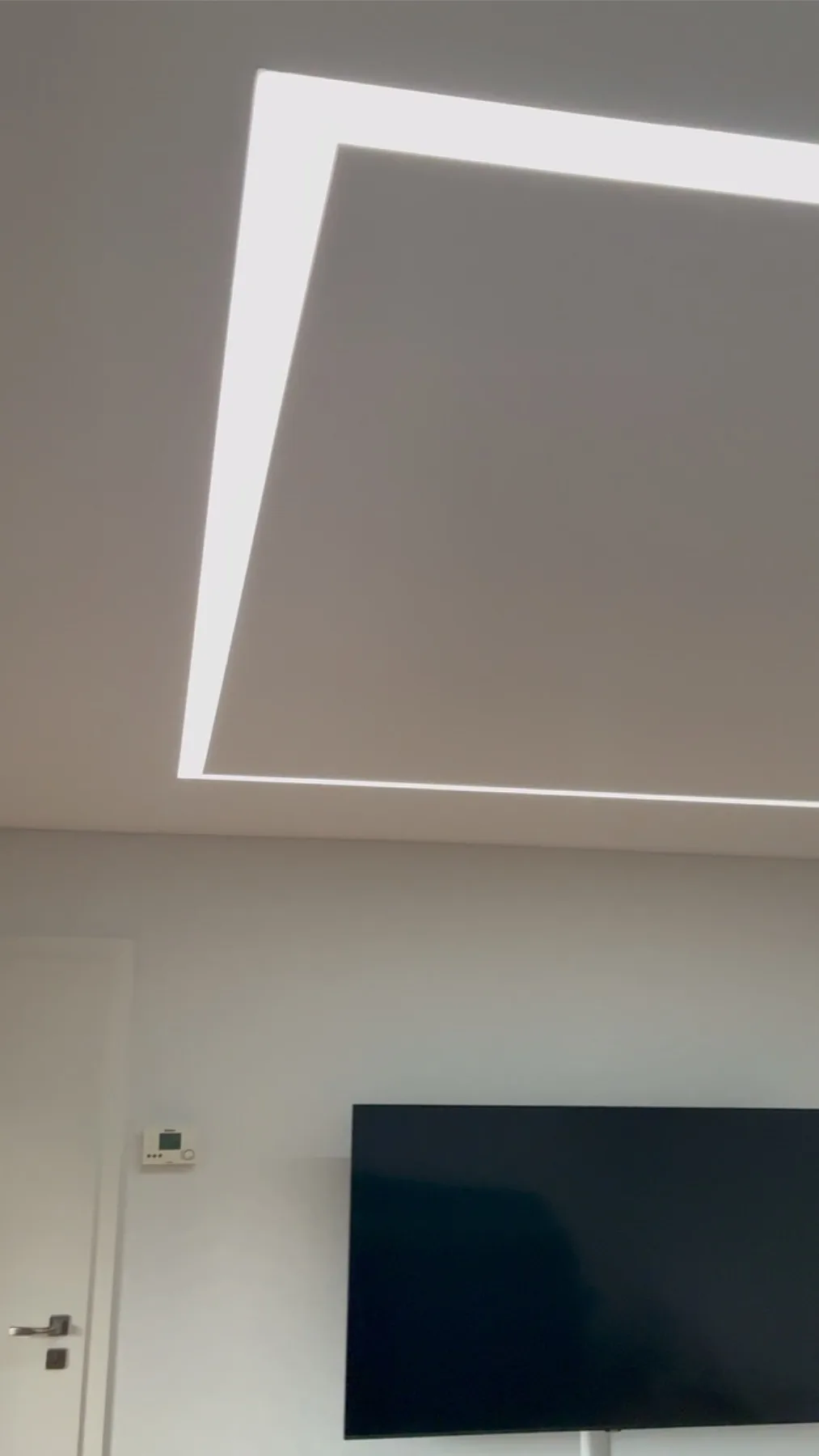 Moderne Spanndecke mit Lichtwirkung