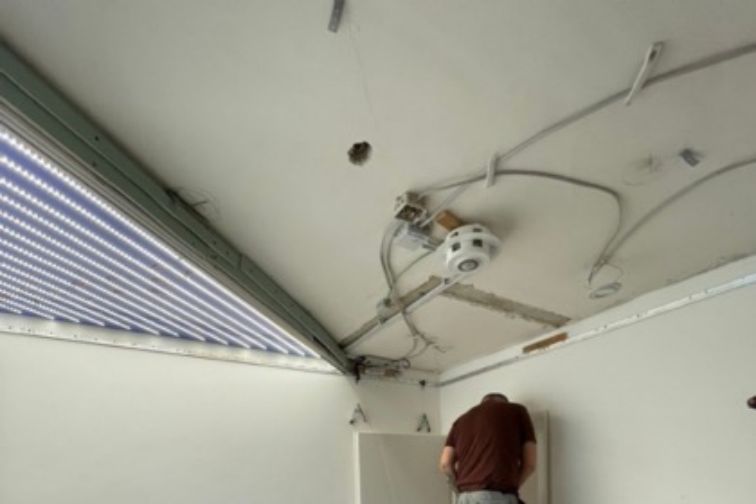 Spanndecke- Verdeckung von Kabeln und Rohrleitungen: