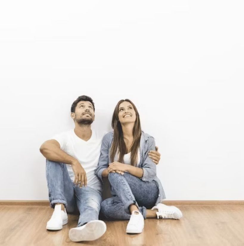 Paar betrachtet neue Spanndecke im Wohnzimmer