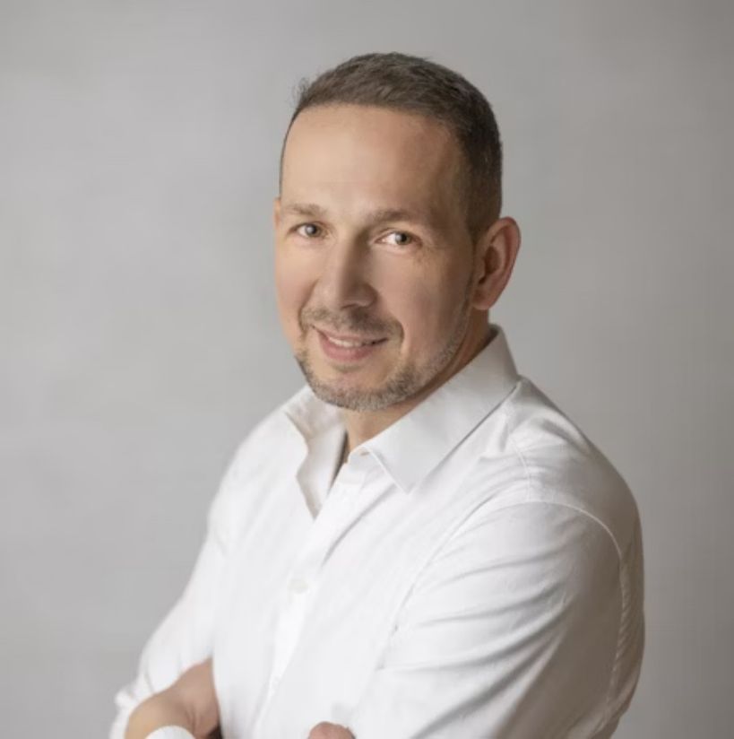 Sebastian Markowski berät zu Spanndecken in der Ausstellung Hilden