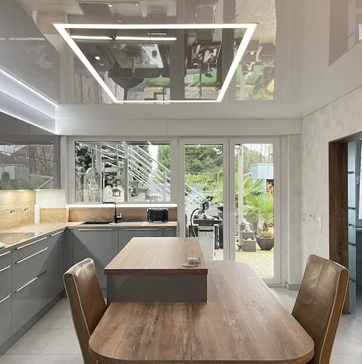 Spanndecke mit LED Beleuchtung in moderner Küche